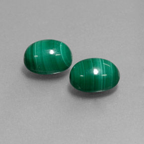 カラットの天然マルチカラーグリーンマラカイト（8.4×6.2 mm・オーバルカット）