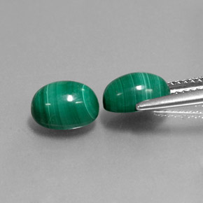 カラットの天然マルチカラーグリーンマラカイト（8.4×6.2 mm・オーバルカット）