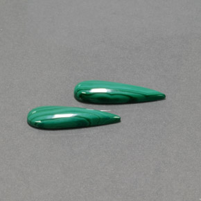 5.06カラットの天然ミディアムグリーンマラカイト（18×5.1 mm・洋梨の形）