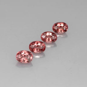 5.21カラットの天然ローズマレーアン ガーネット（7.2×5.2 mm・オーバルカット）