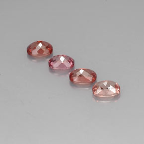 カラットの天然マルチカラーマレーアン ガーネット（7.1×5.2 mm・クッションカット）