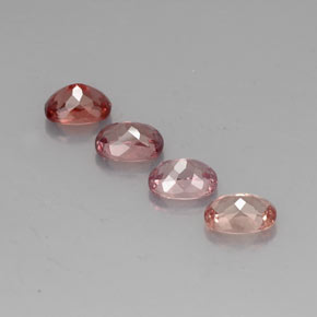 カラットの天然マルチカラーマレーアン ガーネット（7.2×5.2 mm・クッションカット）