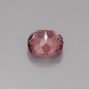 0.94カラットの天然ローズマレーアン ガーネット（5.6×5.6 mm・クッションカット）