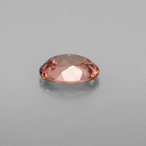 0.85カラットの天然ライトローズマレーアン ガーネット（6.8×4.9 mm・オーバルカット）