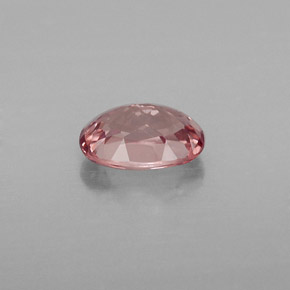1.04カラットの天然ライトローズマレーアン ガーネット（7×5 mm・オーバルカット）