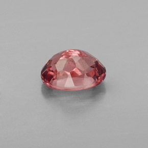 1.30カラットの天然ローズマレーアン ガーネット（7×5.2 mm・オーバルカット）