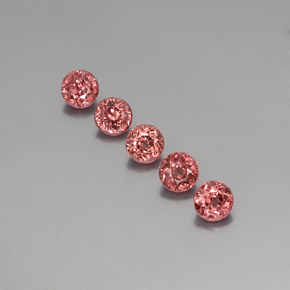 カラットの天然ピンクがかったローズマレーアン ガーネット（5.57 mm・ラウンドカット）