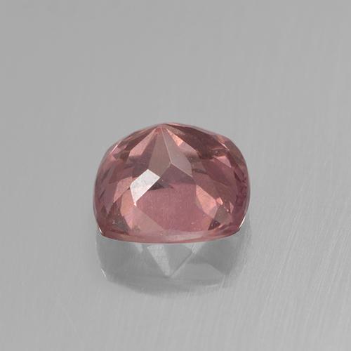 0.59カラットの天然バブルガムピンクトーンマレーアン ガーネット（4.6×4.6 mm・クッションカット）