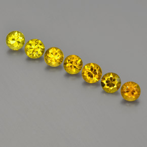 Shop natural ct 緑ががかったゴールド リトルガーネット gems, ラウンド, from マリ at GemSelect. In stock, global shipping!