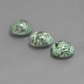 カラットの天然グリーンマウシットシット（8.1×6.3 mm・オーバルカット）