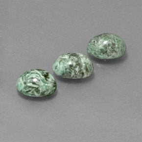 カラットの天然グリーンマウシットシット（8.1×6.3 mm・オーバルカット）