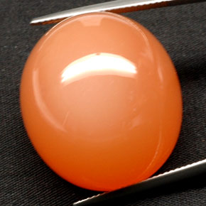 81.53カラットの天然オレンジムーンストーン（25.6×23.1 mm・透明）