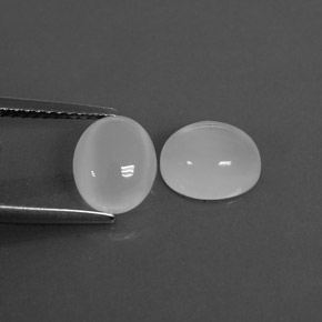 カラットの天然ホワイトムーンストーン（8.2×6.9 mm・透明）