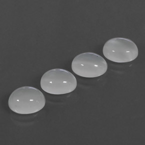 カラットの天然ホワイトムーンストーン（8.3×6.7 mm・透明）