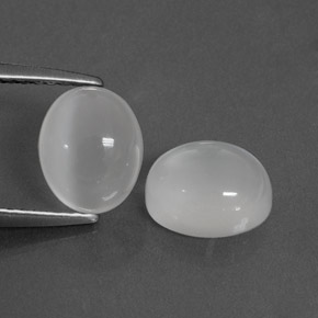 カラットの天然ホワイトムーンストーン（8×6.5 mm・透明）