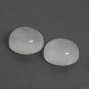 カラットの天然ホワイトムーンストーン（8×6.5 mm・透明）