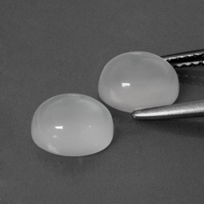 カラットの天然ホワイトムーンストーン（8×6.5 mm・透明）
