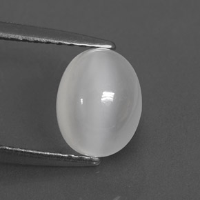 1.55カラットの天然ホワイトムーンストーン（7.9×6.1 mm・オーバルカット）
