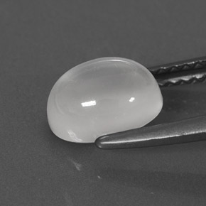1.55カラットの天然ホワイトムーンストーン（7.9×6.1 mm・オーバルカット）
