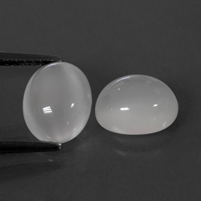 カラットの天然ホワイトムーンストーン（8.2×7 mm・透明）