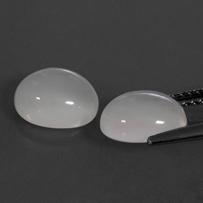 カラットの天然ホワイトムーンストーン（8.2×7 mm・透明）