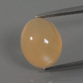 3.70カラットの天然オレンジクリームムーンストーン（11.2×9.1 mm・オーバルカット）