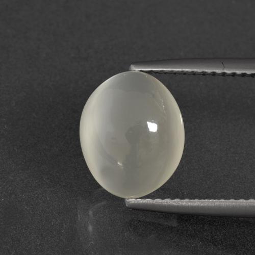 4.10カラットの天然ウォームホワイトムーンストーン（11×9.1 mm・オーバルカット）