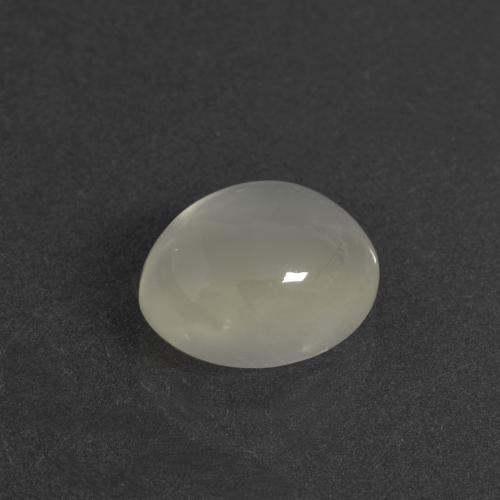 4.10カラットの天然ウォームホワイトムーンストーン（11×9.1 mm・オーバルカット）