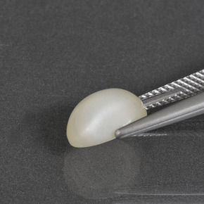 2.82カラットの天然ウォームホワイトムーンストーン、オーバルカット、半透明