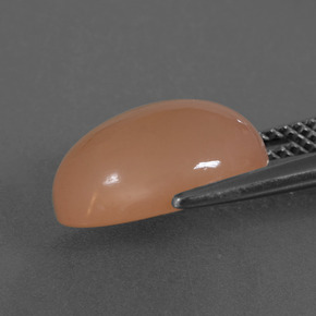 4.85カラットの天然ピーチオレンジムーンストーン、オーバルカット、半透明