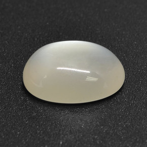 2.78カラットの天然オフホワイトムーンストーン（10.9×8.1 mm・オーバルカット）