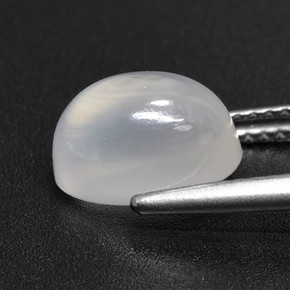 3.23カラットの天然半透明ホワイトムーンストーン（10×7.3 mm・オーバルカット）