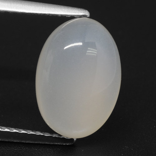 3.76カラットの天然半透明ホワイトムーンストーン（11.9×8.4 mm・オーバルカット）