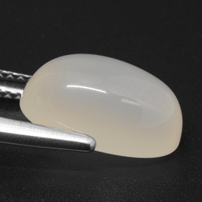 4.94カラットの天然半透明ホワイトムーンストーン（12.9×8.3 mm・オーバルカット）