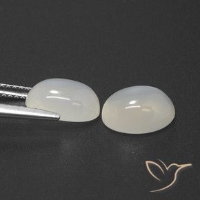 5.12カラットの天然半透明ホワイトムーンストーン（10×7.7 mm・オーバルカット）