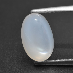 1.81カラットの天然半透明ホワイトムーンストーン（9.9×6.4 mm・オーバルカット）