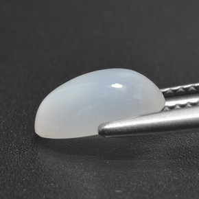 1.81カラットの天然半透明ホワイトムーンストーン（9.9×6.4 mm・オーバルカット）