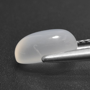 2.13カラットの天然半透明ホワイトムーンストーン（9.6×6.4 mm・オーバルカット）