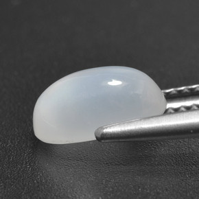 1.88カラットの天然半透明ホワイトムーンストーン（9.4×6.5 mm・オーバルカット）