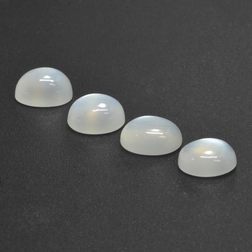 5.90カラットの天然半透明ホワイトムーンストーン（8.2×6.2 mm・オーバルカット）