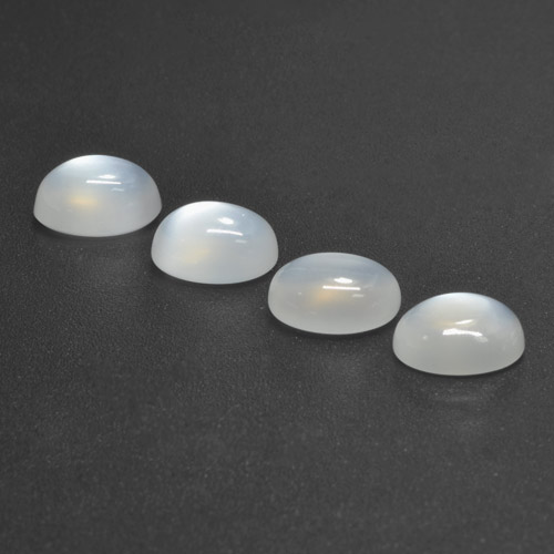 5.50カラットの天然半透明ホワイトムーンストーン（8.1×6.1 mm・オーバルカット）