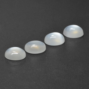 5.50カラットの天然半透明ホワイトムーンストーン（8.1×6.1 mm・オーバルカット）