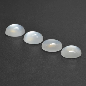 5.50カラットの天然半透明ホワイトムーンストーン（8.1×6.1 mm・オーバルカット）