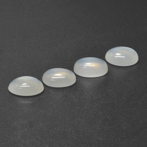 4.56カラットの天然半透明ホワイトムーンストーン（8.1×6.1 mm・オーバルカット）