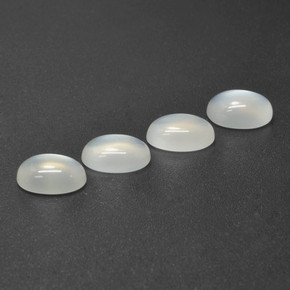 4.80カラットの天然半透明ホワイトムーンストーン（8.1×5.9 mm・オーバルカット）