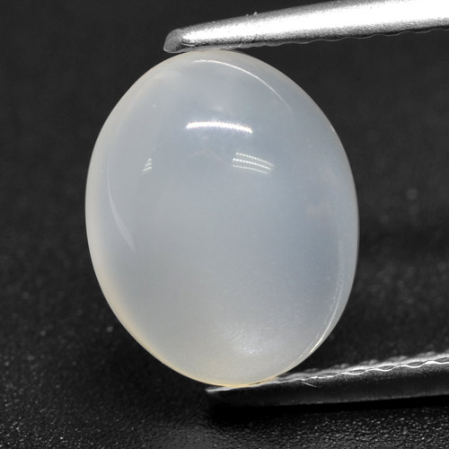 2.56カラットの天然半透明ホワイトムーンストーン（9.9×8 mm・オーバルカット）