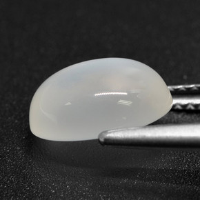 2.56カラットの天然半透明ホワイトムーンストーン（9.9×8 mm・オーバルカット）