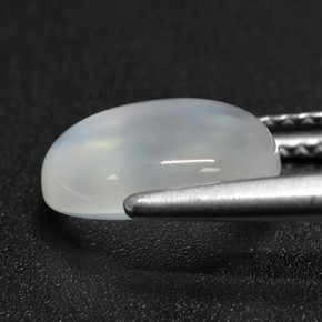 2.46カラットの天然半透明ホワイトムーンストーン（10.2×8 mm・オーバルカット）