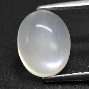 2.47カラットの天然半透明ホワイトムーンストーン（10.3×8.1 mm・オーバルカット）