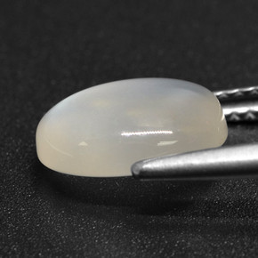 2.47カラットの天然半透明ホワイトムーンストーン（10.3×8.1 mm・オーバルカット）